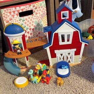 Dino ranch Barn Playset with Figures